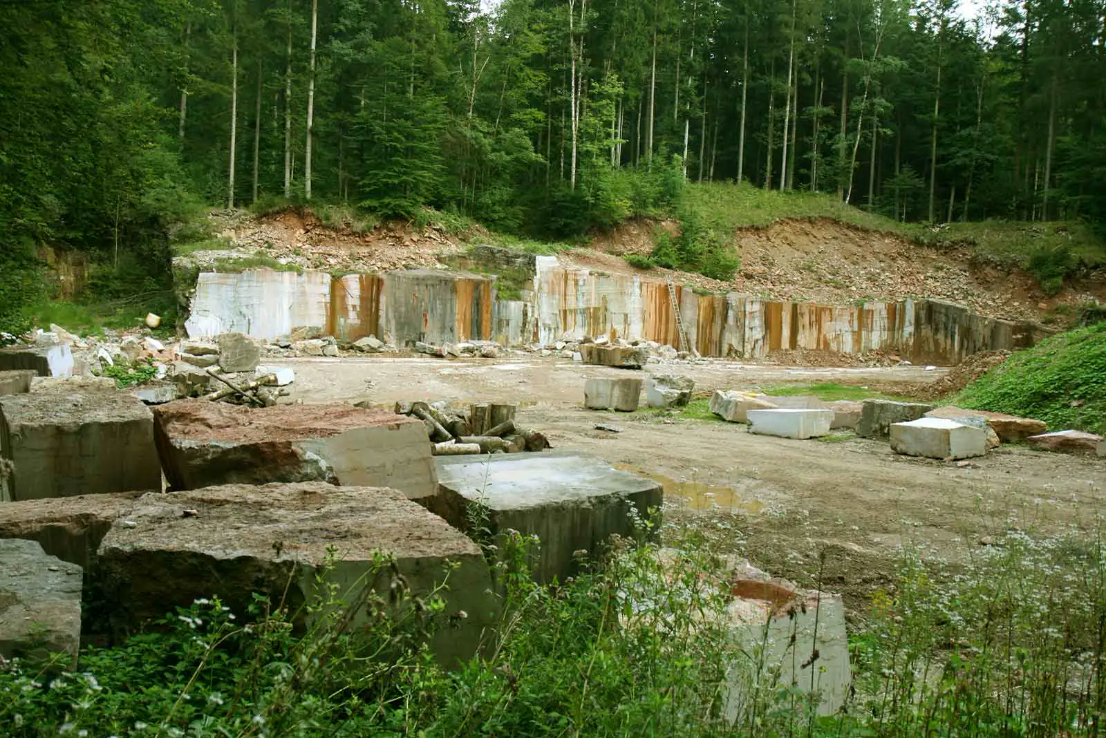 Adneter Marmorbruch mit roten Gesteinswänden