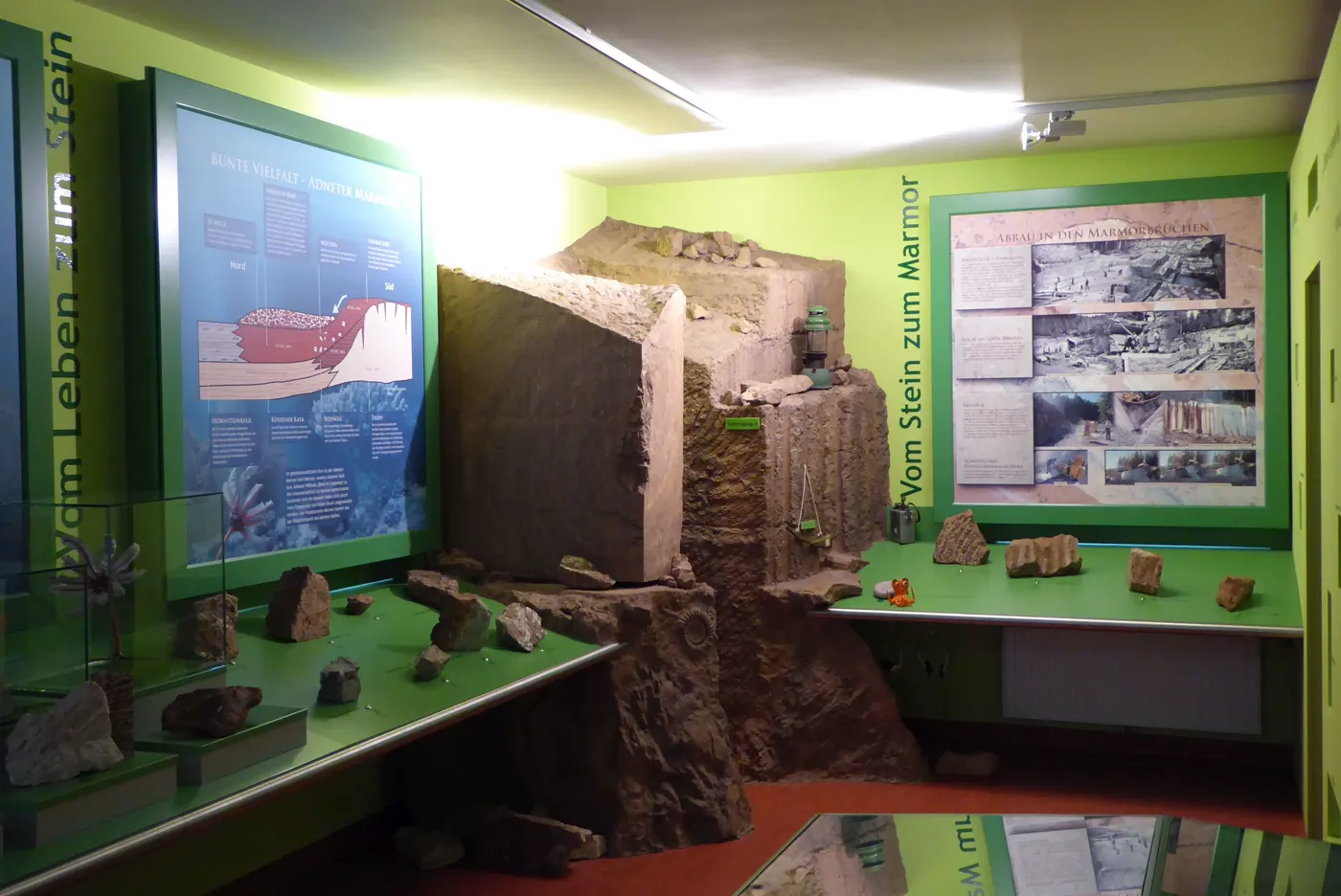 Ausstellungsraum mit Schautafeln