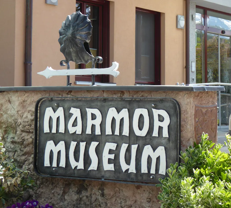 Schild Marmor Museum am Gemeindehaus