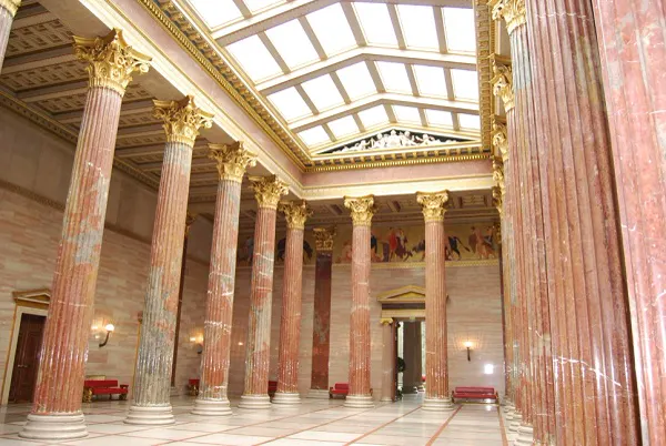 Säulenhalle des Parlaments in Wien
